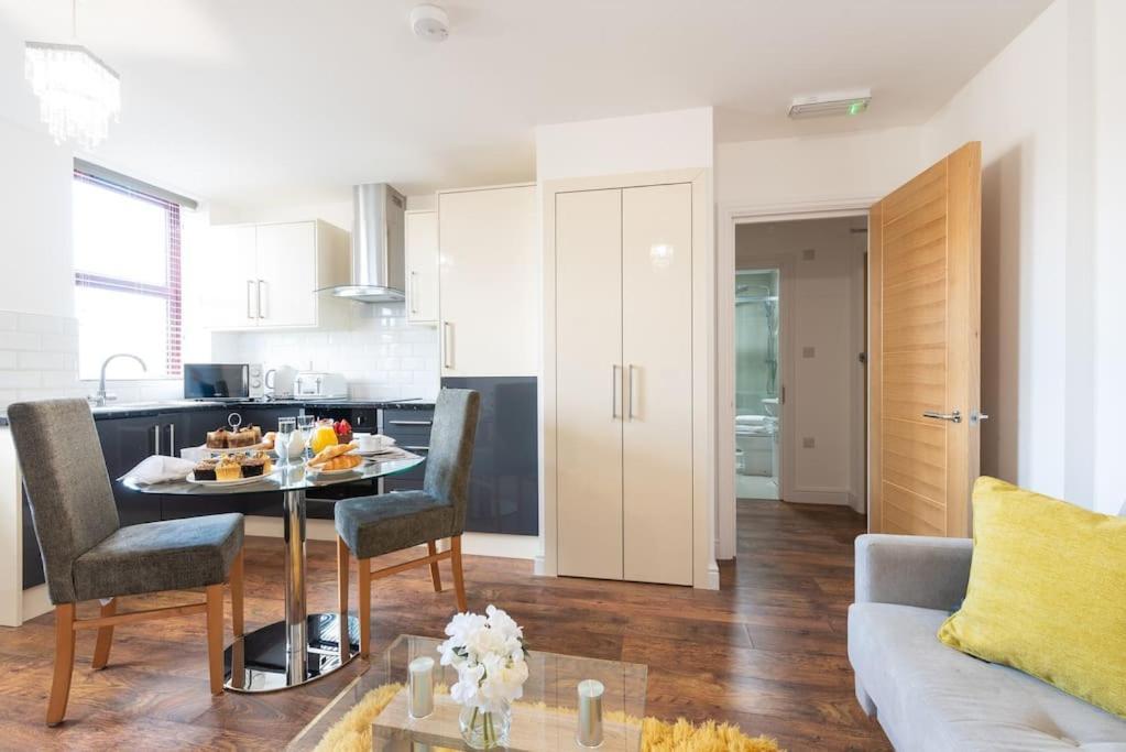 City Apartments By Elegance Living Пітерборо Номер фото