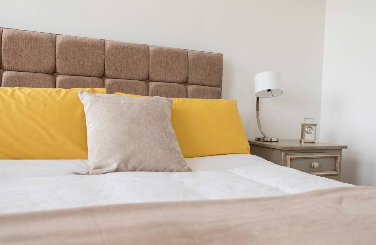 City Apartments By Elegance Living Пітерборо Номер фото