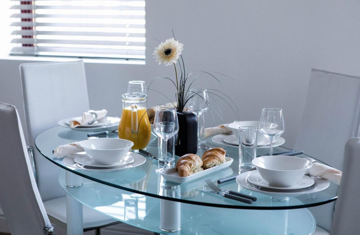 City Apartments By Elegance Living Пітерборо Номер фото